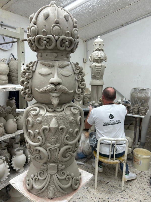 Da un pezzo di argilla, prende forma una storia.