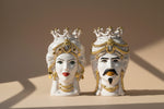 Carica l'immagine nel visualizzatore di Gallery, Coppia Teste di Moro “Trecce &amp; Perle Oro”  – Ceramica di Caltagirone Fatto a Mano
