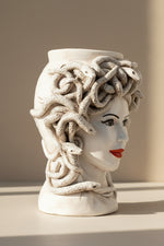 Carica l'immagine nel visualizzatore di Gallery, Testa di Moro “Medusa” in Ceramica di Caltagirone H40cm – Realizzata e Dipinta a Mano
