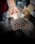 Carica l'immagine nel visualizzatore di Gallery, Portavaso Pigna in Ceramica Artigianale
